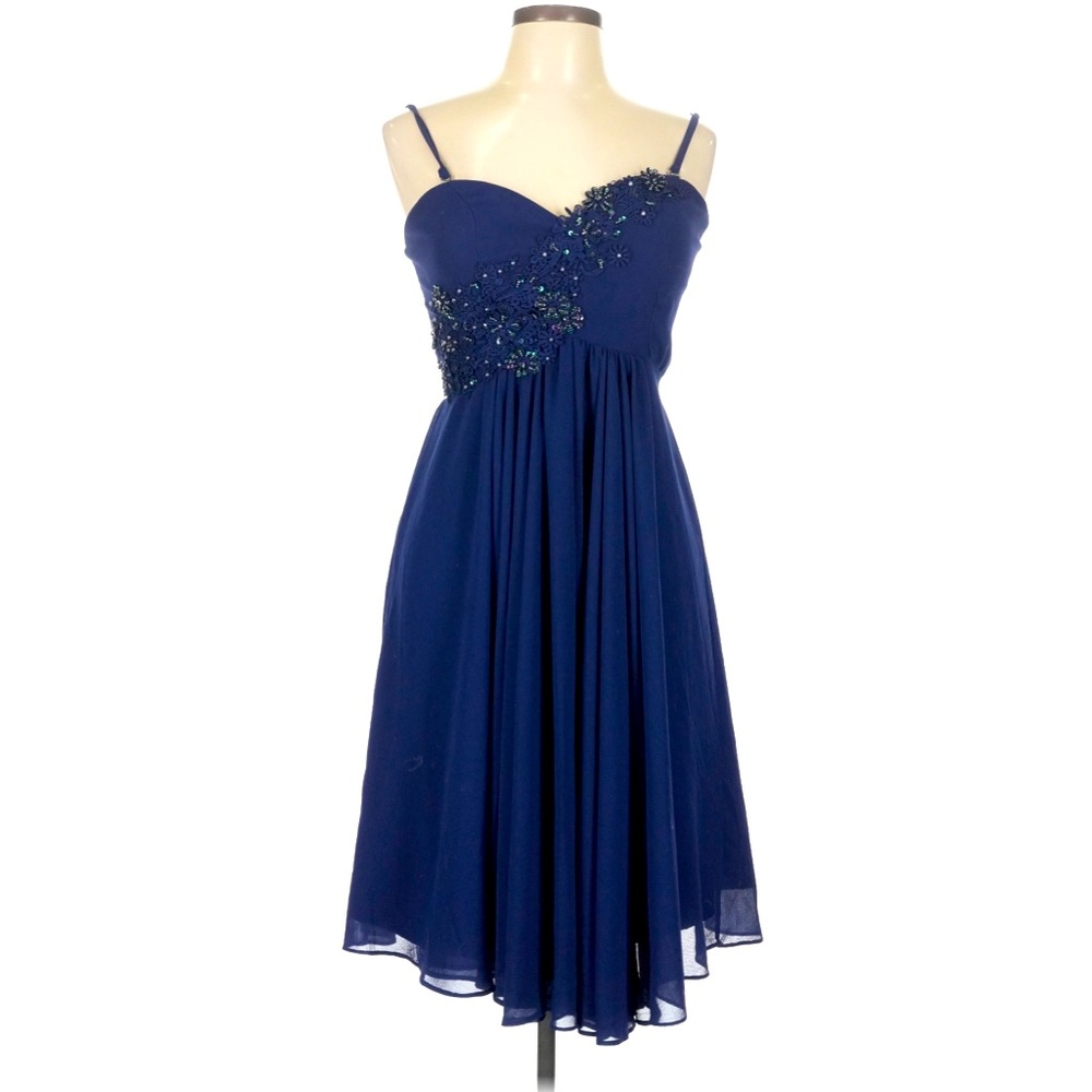 100% Polyester
Formal
Sweetheart Neckline
Sleeveless